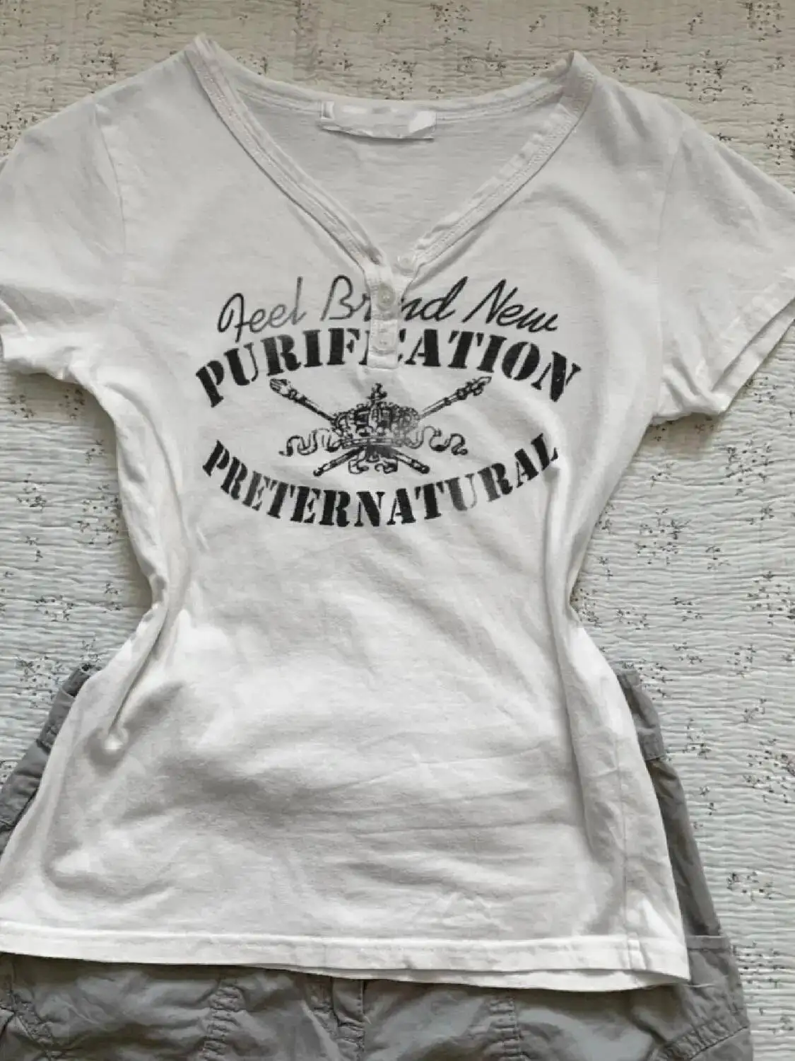 رسالة طباعة الخامس الرقبة خمر Mujer Camisetas 2025 ربيع جديد عادية سليم تي شيرت المرأة الشرير نمط Y2K مودا القوطي المحاصيل القمم