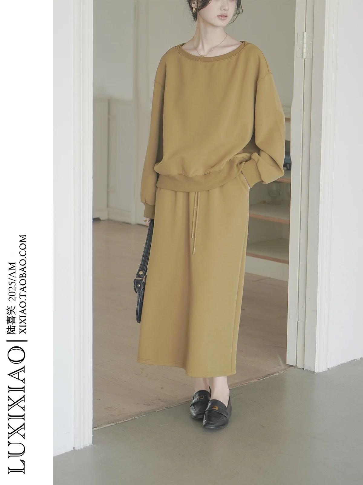 

Комплект LUXIXIAO 2026: Женский свитшот с длинным рукавом и круглым вырезом, юбка с высокой талией. Модный осенне-зимний ансамбль.