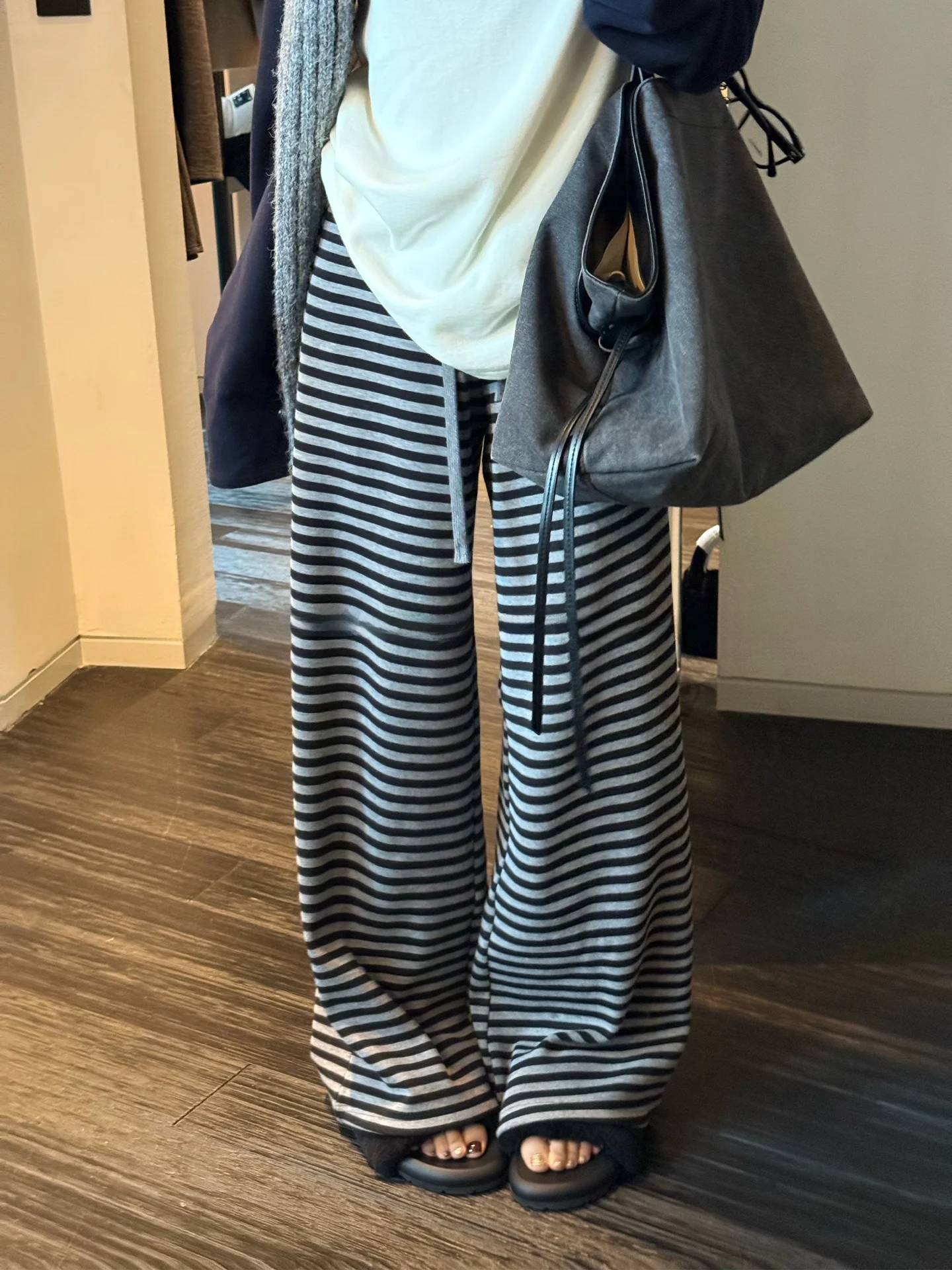 

YOLO SHOP Lazy Home Серо-черные полосатые классические прямые брюки на флисовой подкладке для женщин, универсальные брюки на раннюю весну