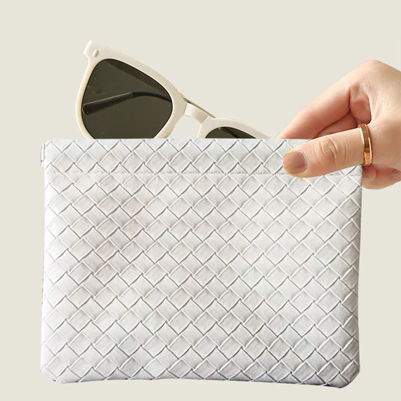 حقيبة مكياج، أوراق زنبركية، أحمر شفاه محمول، سماعة رأس، حقيبة تخزين نظارات شمسية من البولي يوريثان، محفظة صغيرة للعملات المعدنية