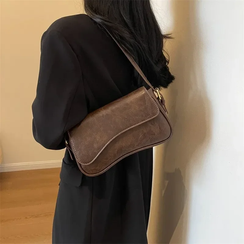 Pu cor sólida 2024 venda quente bolsa de ombro feminina fivela alta beleza moda crossbody saco macio simples commuter bolsa