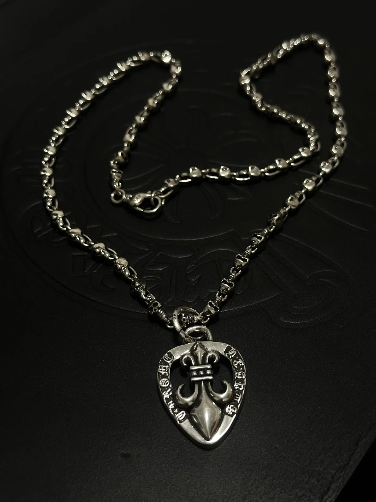 S925 sterling silver charm retro old shield iris pendant necklace couple personality European and American jewelry