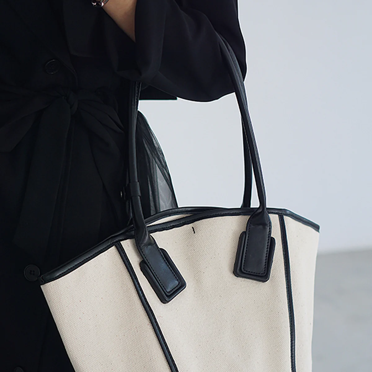 

2Pcs Tote Bag Strap Premium PU Replacement Handles DIY Ear Tote Bag Straps Wrist Belt Classic Design Black