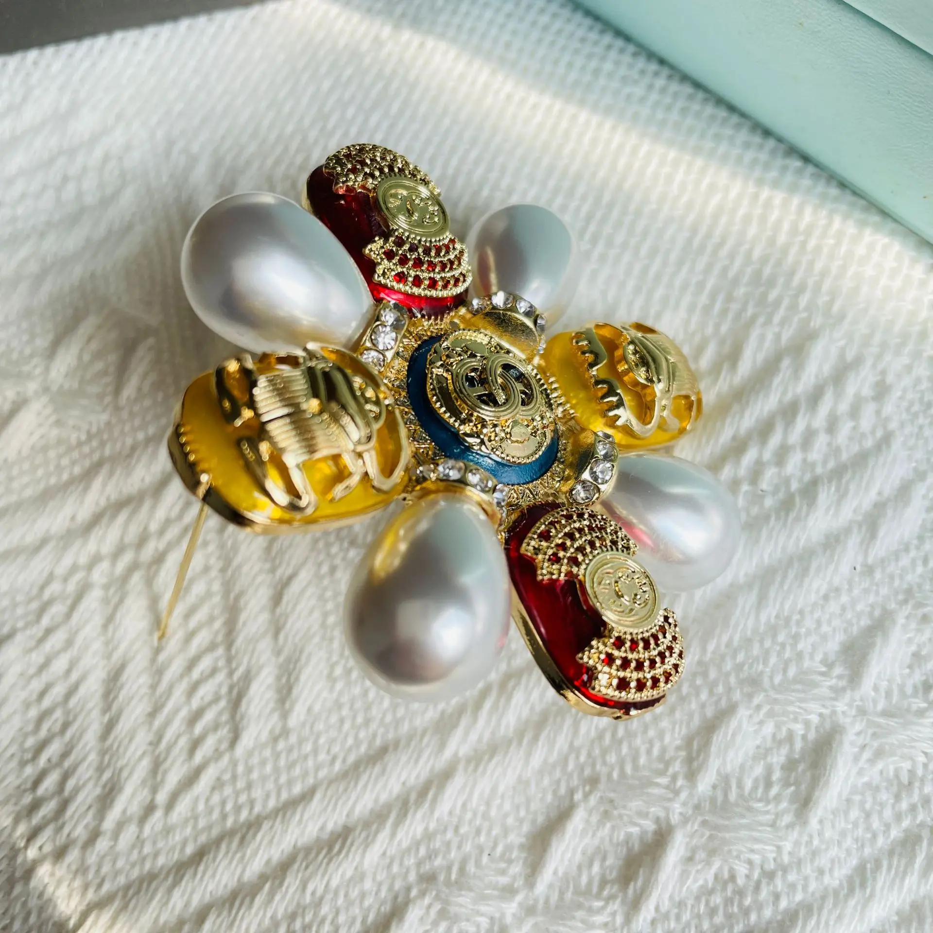 Fashion Women Men Vintage Baroque Luxury Cross Pearl Brooches Pins Retro Palace Lady Crystal Suit Clothing Badges Lapel Pins