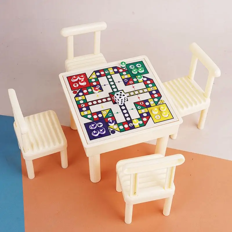 Nuovo 1 Set Accessori per casa delle bambole Decor Set di scacchi in miniatura Mini tavolo con sedia Scacchi volanti Ludo Gioco da tavolo Go Modello di gioco