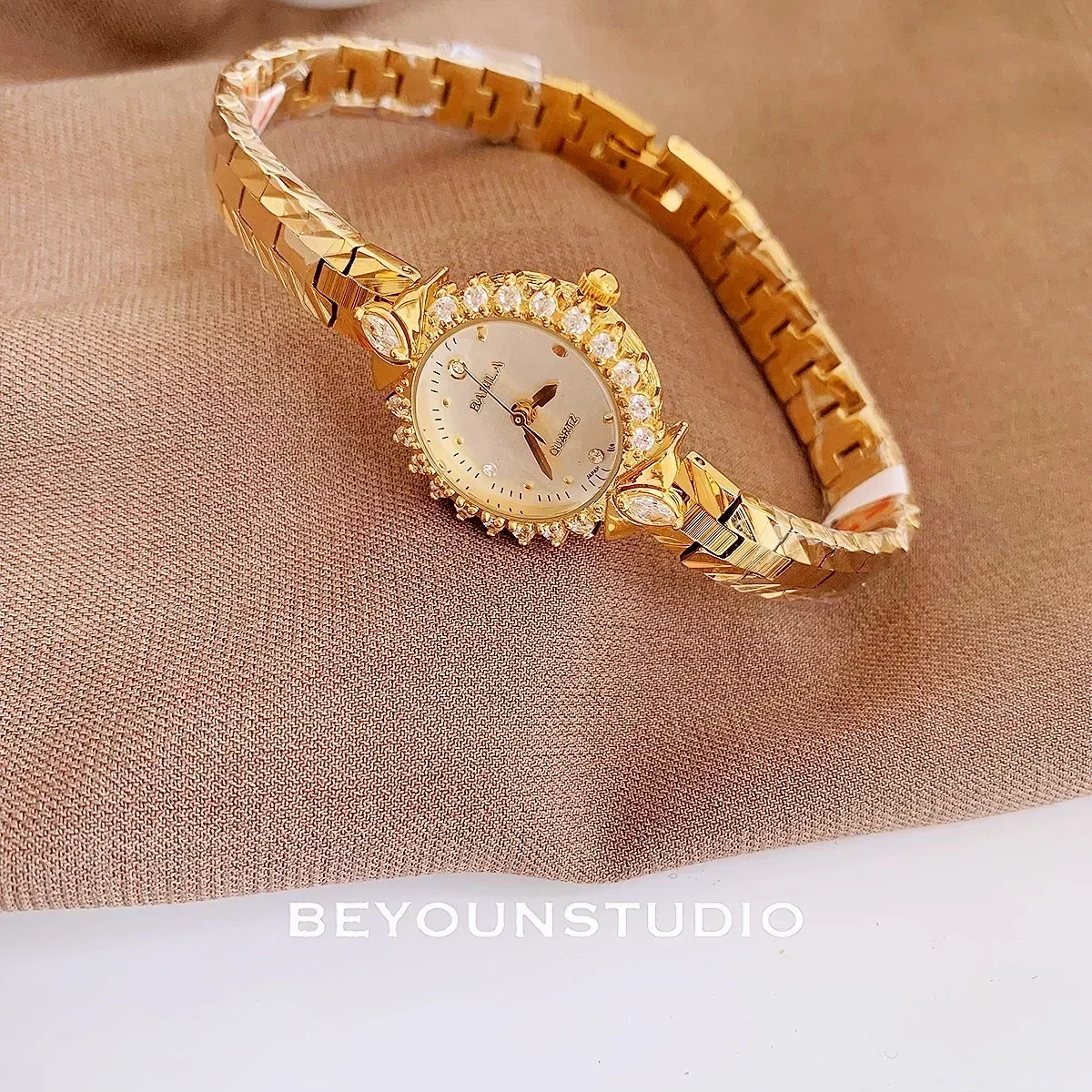 Часы женские кварцевые под старину, винтажные элегантные золотистые, 24 к, средневековый стиль, с латунным ремешком