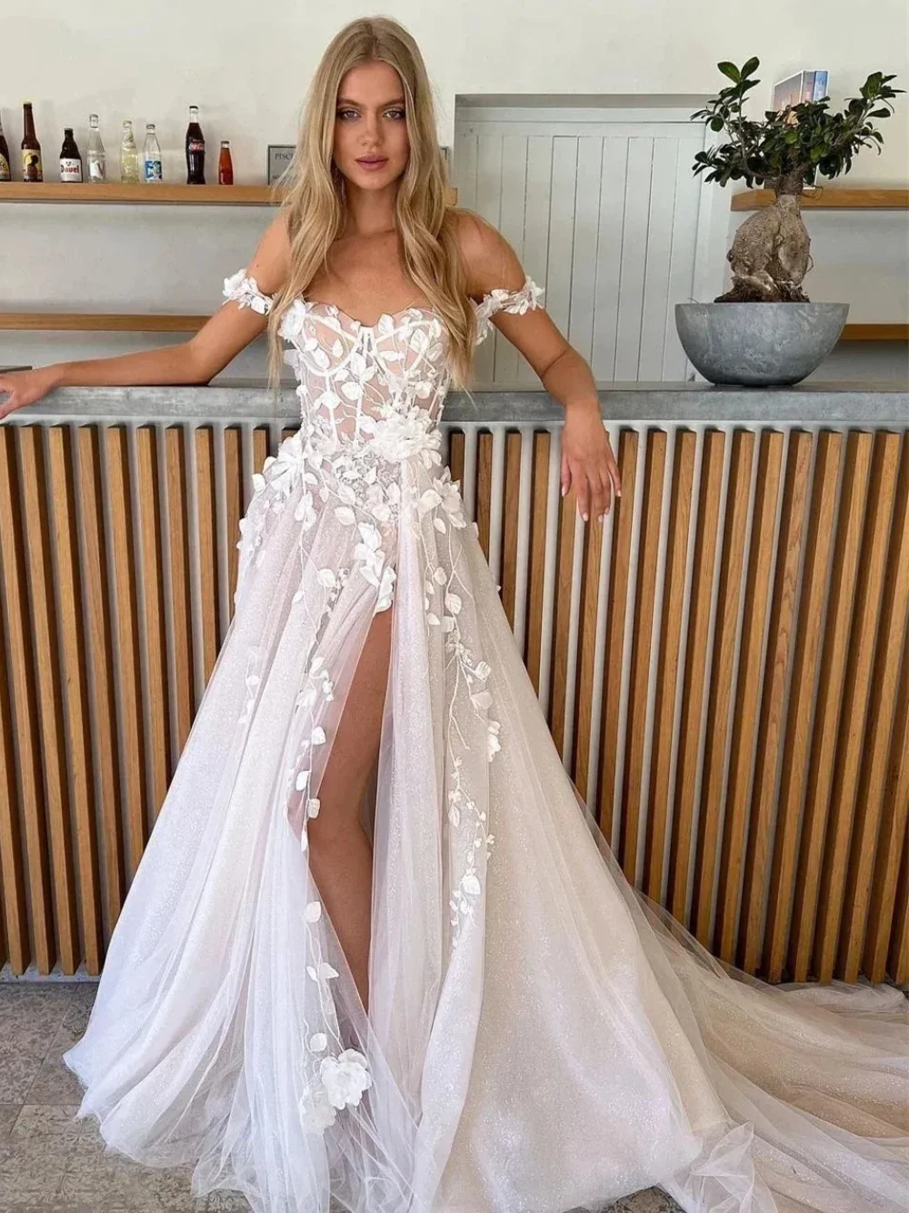 โบฮีเมียนดอกไม้Appliquesเก๋ชุดแต่งงานโรแมนติกSweetheart Necklineสายโมเดิร์นด้านข้างแยกที่กําหนดเองชุดเจ้าสาว