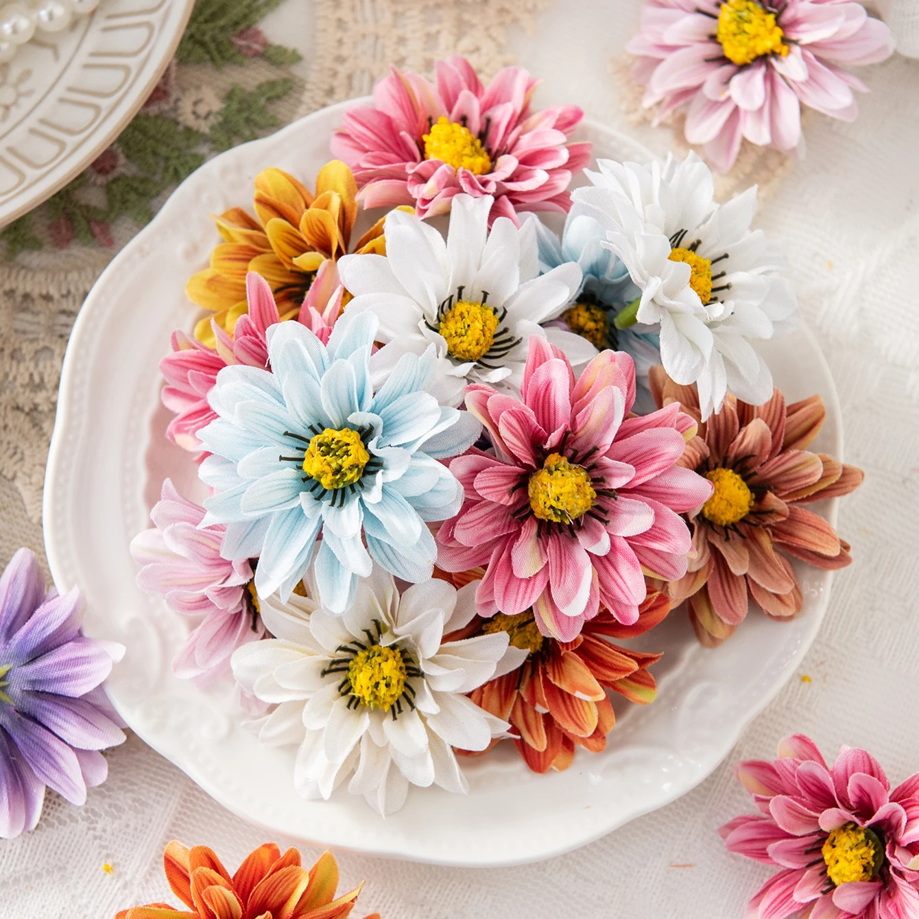 10/20 Stück kleine künstliche Gänseblümchen für Heimdekoration, Tischdekoration, Kränze, Hochzeitsaccessoires, Kopfschmuck, Geschenke, Süßigkeiten – Detail 1