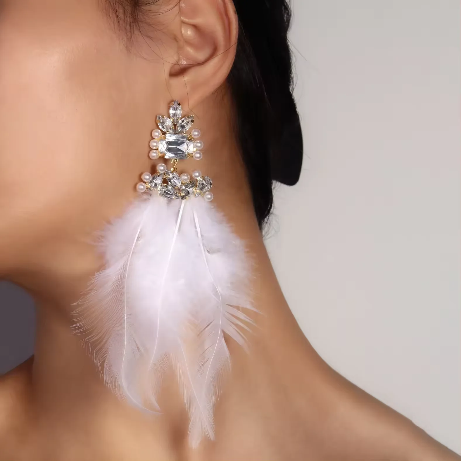 New Fashion Bohemian White Feather Earrings Jewelry for Women Dance Party Crystal Stud Earrings Pearl Ear Accessories Wholesale