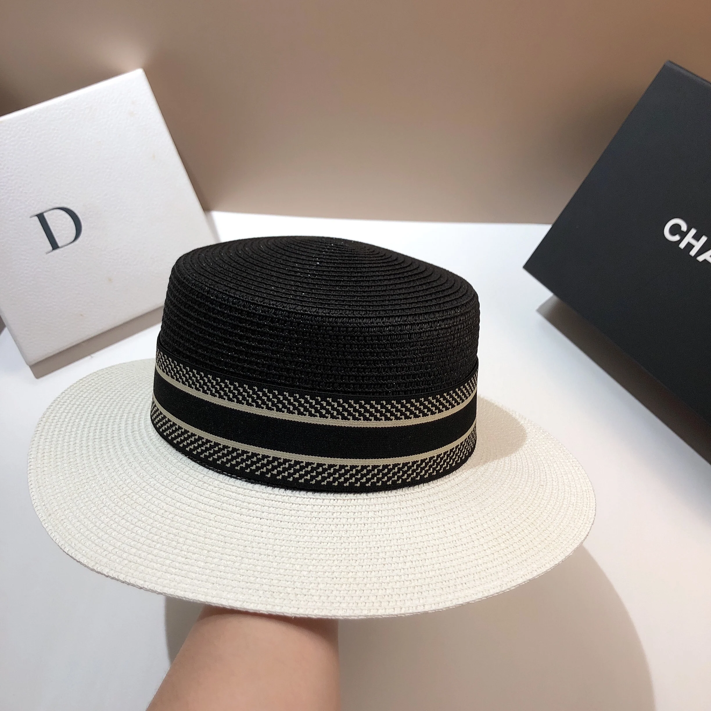 European and American fashion black and white color matching straw hat French Paris old flower hat with classic wild summer sun