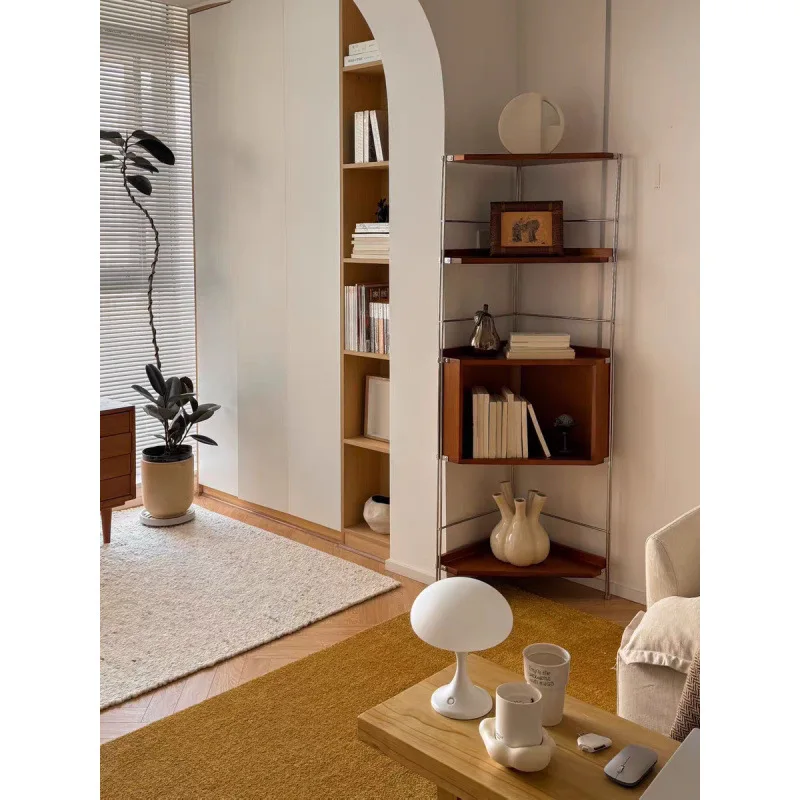 Vetrina triangolare per libreria angolare per piccolo appartamento in legno massello con pavimento in metallo