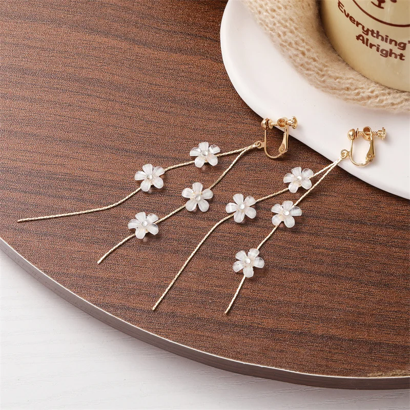 Fashion Long Tassel Petal Ear Clips Earrings No Hole Simple Long White Flower Clip on Earrings Without Piercing for Wedding