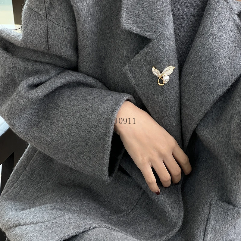 Zirkon-Mikro-Intarsien-Fischschwanz-Brosche mit österreichischen Perlen, Nischendesign, Sinn für leichtes, luxuriöses High-End-Brosche für Damen