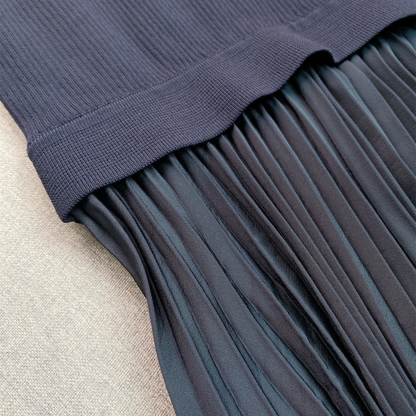 فستان نسائي محبوك أسود طية صدر السترة مرقع كاجوال بأكمام قصيرة للحفلات المسائية رداء ميدي