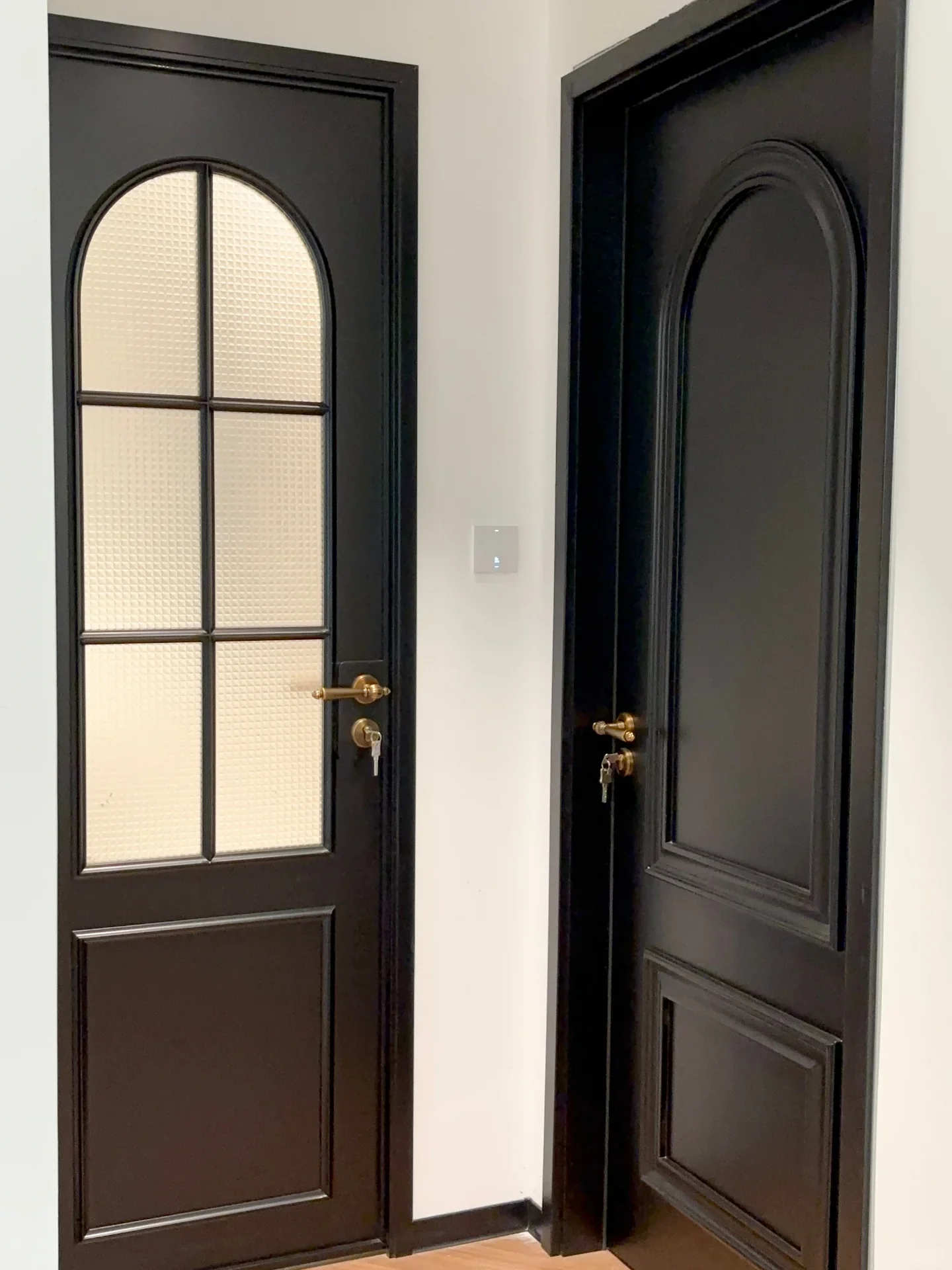 Porte per camera da letto in legno massello insonorizzate moderne personalizzate Pannello per telaio Porta a battente interna Porta interna in materiale finito per case