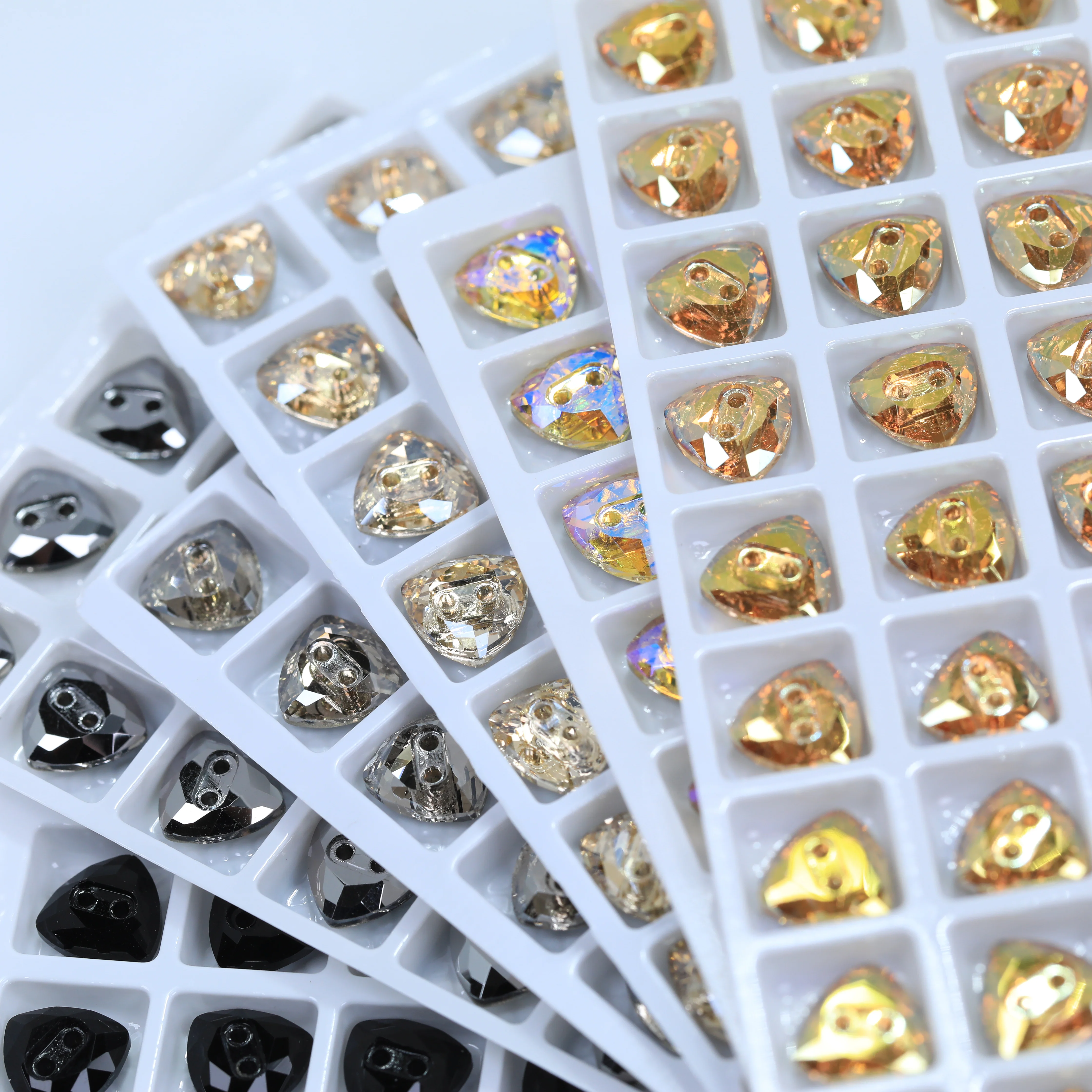 Glitzernde Glaskristall-Trilliant-Knöpfe im Steindesign zum Aufnähen, normale Farbe, glänzende Strasssteine, Bling-Dekorationen für Kleidung und Taschen – Detail 5