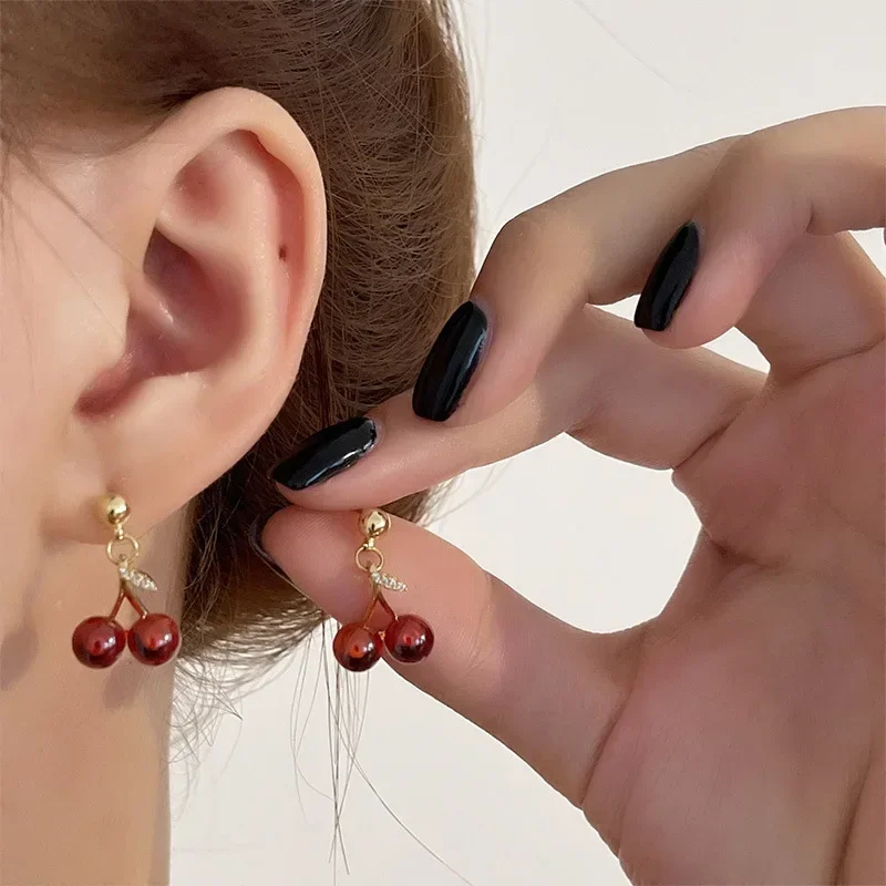 أقراط متدلية أنيقة من الكرز الأحمر مع لهجات ذهبية أقراط على شكل كرز يومي