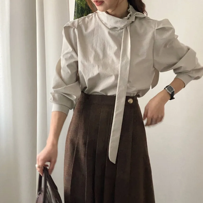 Elegancki, modny top damski z wysokim dekoltem, o prostym kroju, uniwersalny i stylowy.