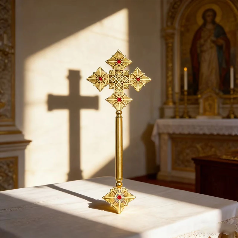 Neues traditionelles vergoldetes orthodoxes Standkreuz mit roten Emaille-Details für die Präsentation am Kirchenaltar und liturgische Feierlichkeiten – Detail 9