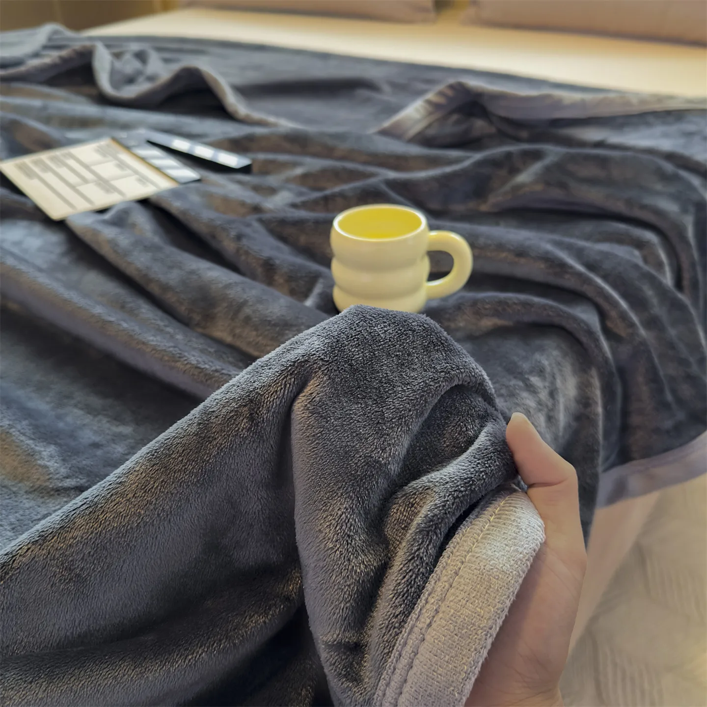 Luxury Flannel Travel Blanket for Airplane Lightweight Office Nap Soft Blanket Non-shedding and Colorfast Multi-purpose Blankets