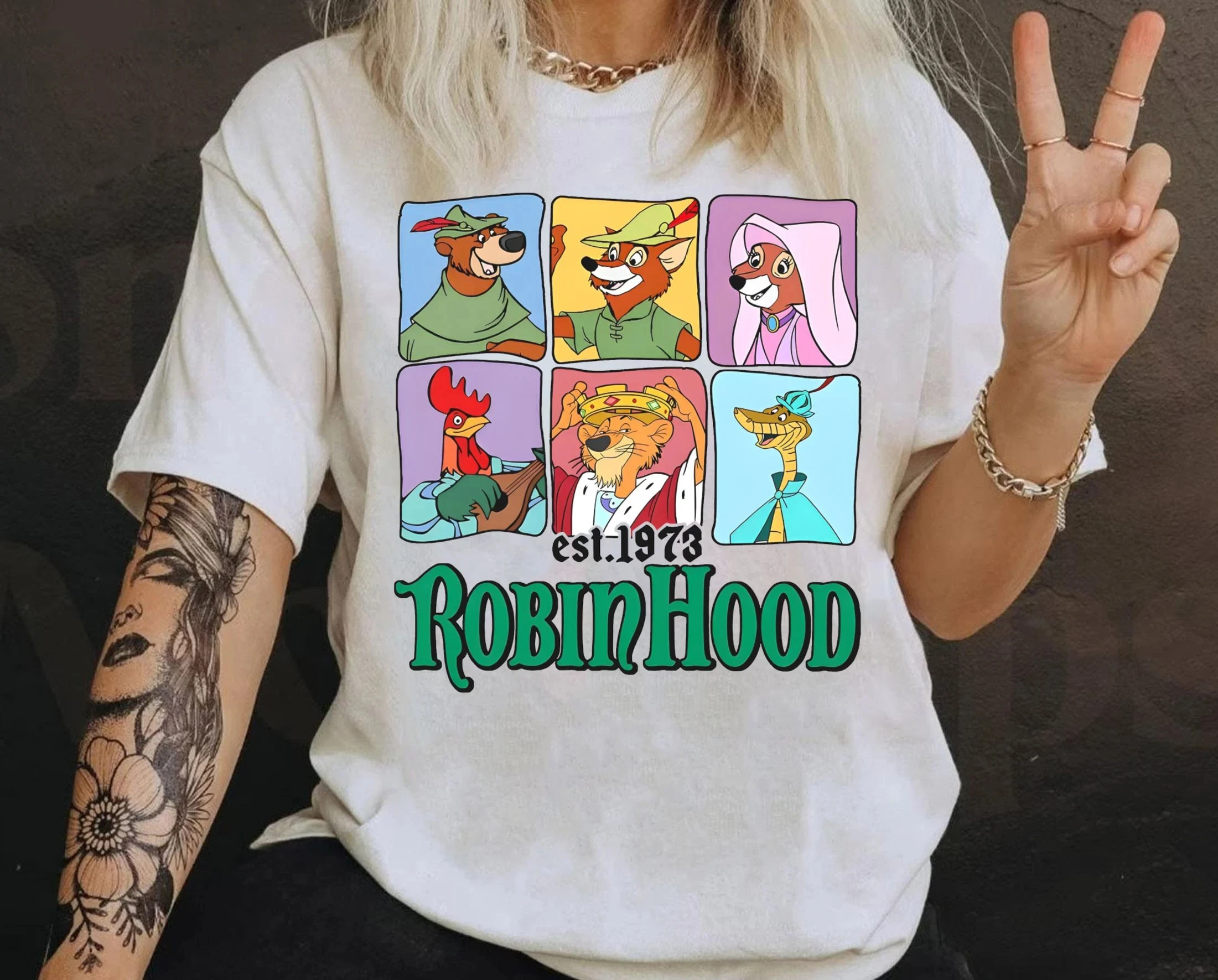 مؤسسة شخصيات ديزني روبن هود الرجعية. 1973 البلوز |   تي شيرت ملابس عائلة ديزني والت ديزني وورلد تي شيرت رحلة ديزني لاند