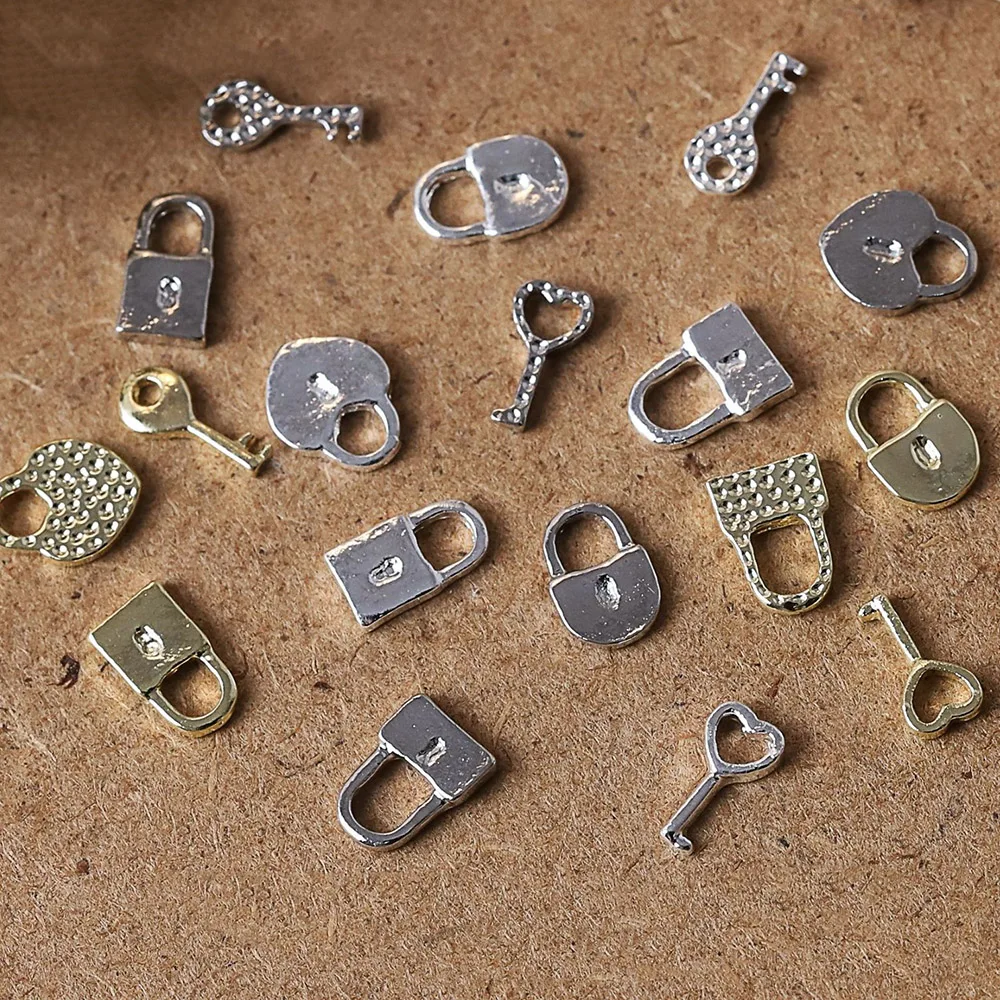 -Locking Lover- Mini llave de corazón de San Valentín aleación metálica 3*7mm pequeño bloqueo de corazón fácil cromo K Charms Ins baratija de uñas de moda 404