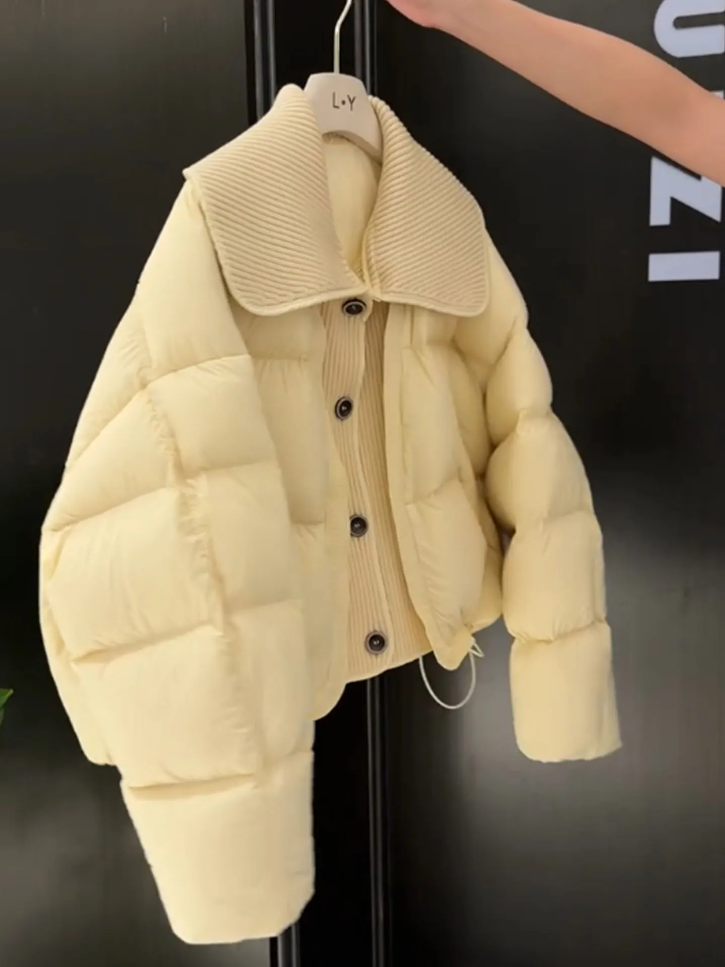 Warm Yellowi White ort down Jaet for Women Lapel Sle Loose Fit Faionable Slimming Outerwear Winter 2025 New Arrival