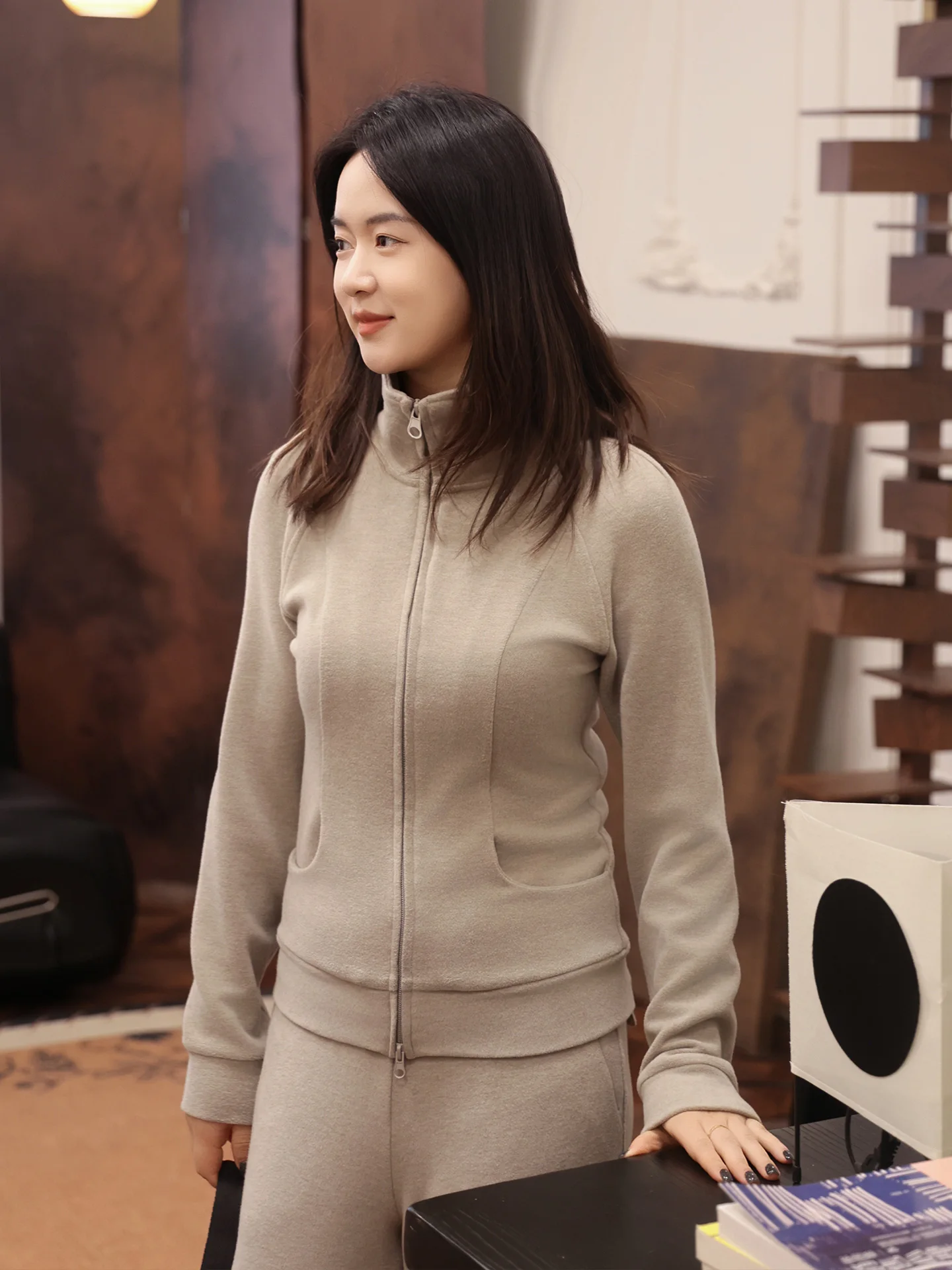 

Модный комплект из двух предметов: женский приталенный кардиган-худи и повседневные спортивные брюки. Весенний комплект верхней одежды 2026.