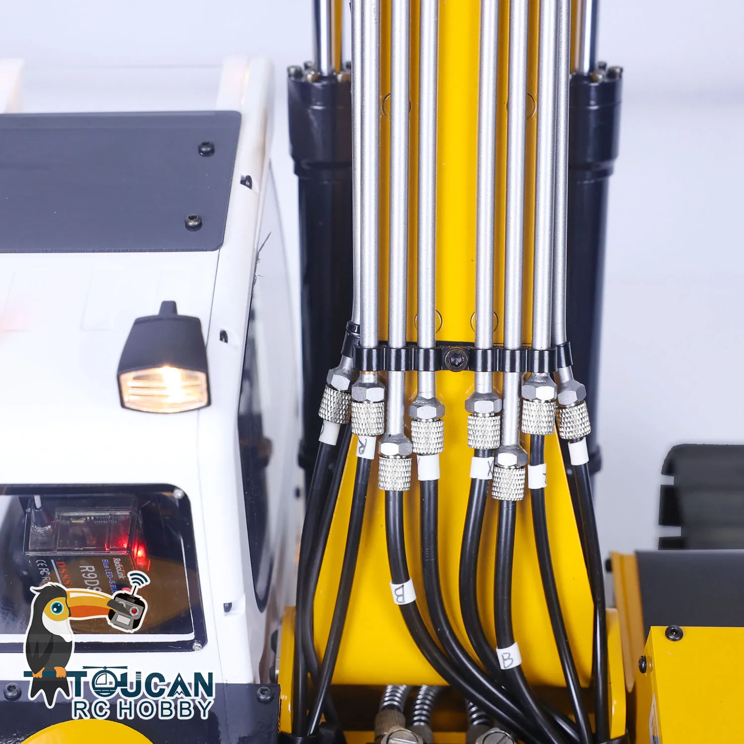 

MT 946 1/14 модель 9CH гусеничный гидравлический радиоуправляемый экскаватор окрашенный желтый металлический захват наклоняемый раскладушка ковш-расширитель TH19597