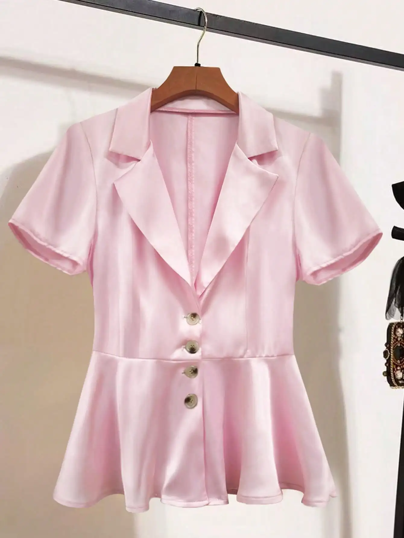 

Женский элегантный однотонный атласный блейзер с V-образным вырезом, оборками по низу и короткими рукавами для весны/лета, идеально подходит для повседневных или официальных мероприятий.