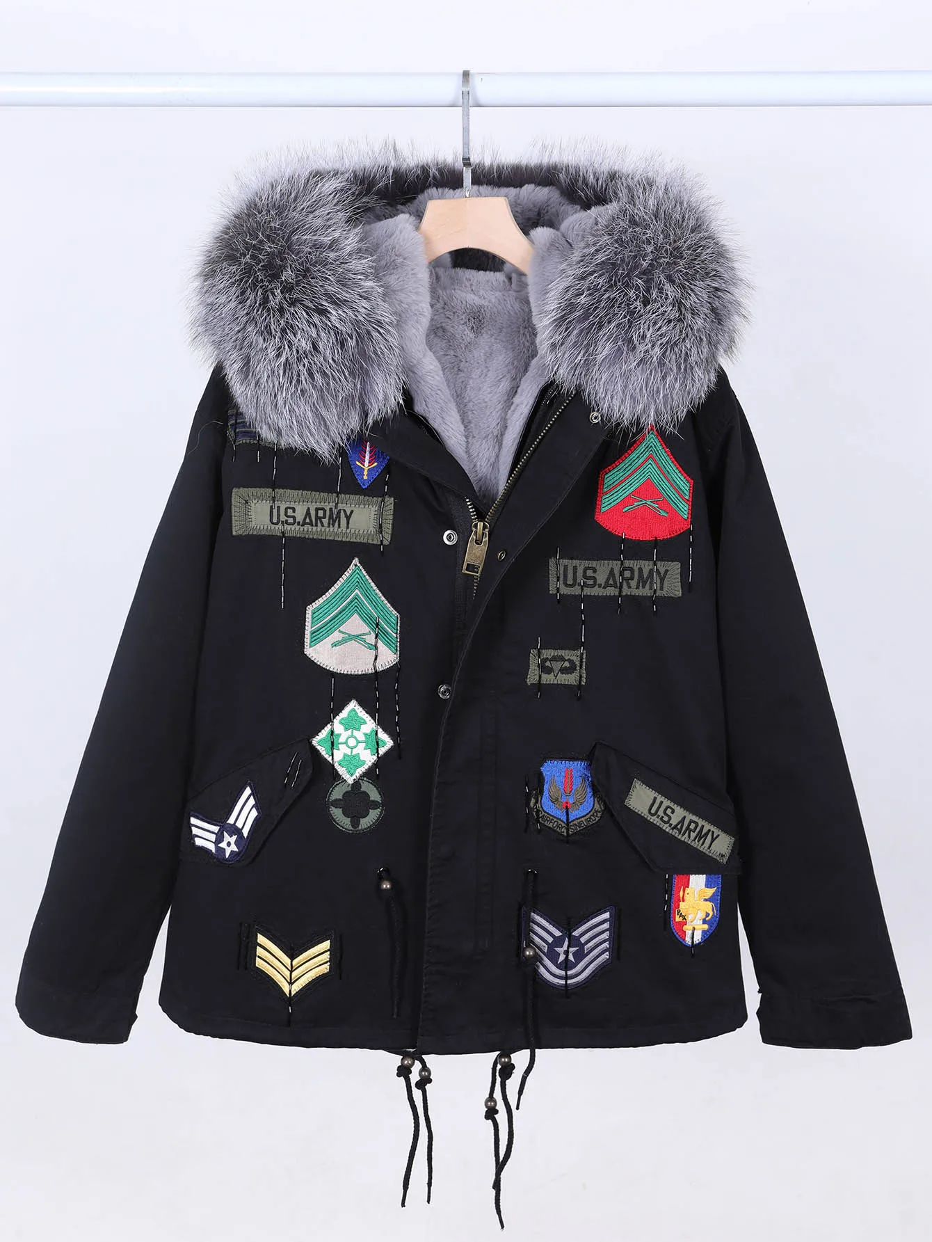 冬の女性用刺繍入りブラックパーカーコート、暖かい天然ファーの襟付きレディースジャケットアウター