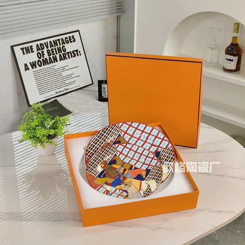 

Европейская легкая роскошная нежная тарелка из костяного фарфора в западном стиле с тканевой клетчатой чашкой для лошади, блюдцем, набор для послеобеденного чая