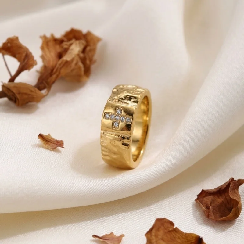 1 Piece Stainless Steel Ring Plated with 18K Gold, Featuring a Pleated Design and Imitation Diamond Cross, Wide Version, Vintage Heavy-Duty Style, Unisex, Trendy and Cool Accessory