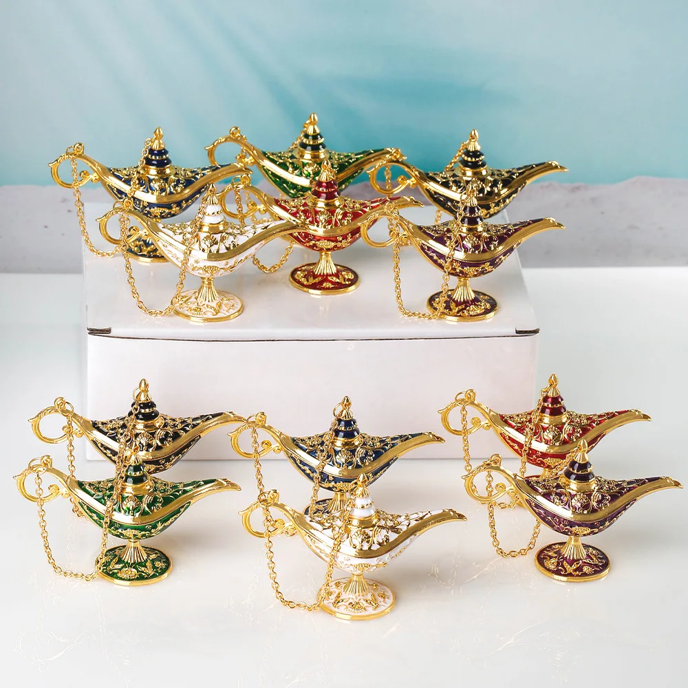 

Волшебная лампа Аладдина в классическом стиле с ретро-узором и декоративным рисунком.