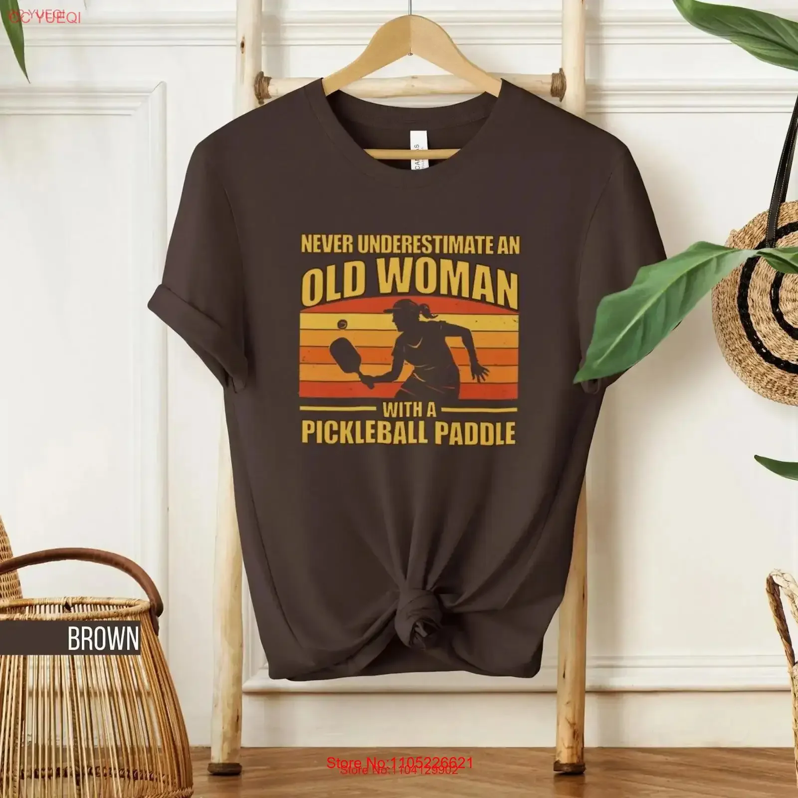 Camiseta vintage de pickleball, nunca subestimes a una anciana con una pala, divertida para mujeres, mamá, abuela, jubilación, vintage