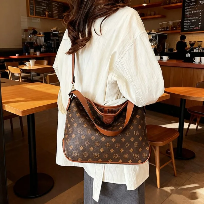 

Chic Effortless Diaper Bag One Shoulder Baby Care Concert Trip Mom Exquisite Versatile Sophisticated Chic Practical Parenting