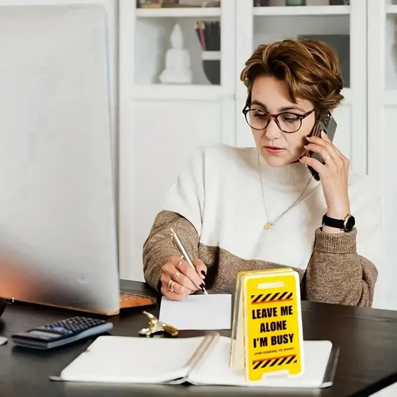 Акриловая настольная вывеска «Leave Me Alone, I'm Busy» — юмористический офисный декор, подарок унисекс для коллег, универсальный декор комнаты