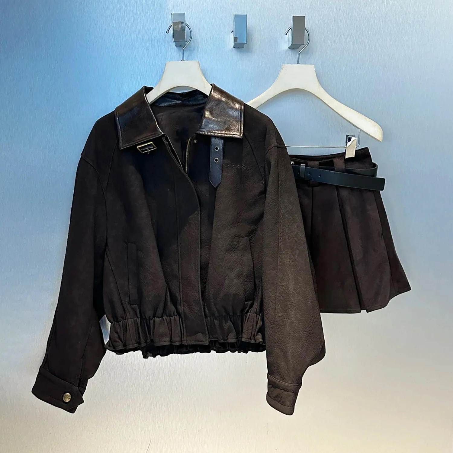 

Элитный женский модный комплект Осень 2025: винтажная свободная верхняя одежда с воротником и плиссированная юбка А-силуэта. Женская одежда.