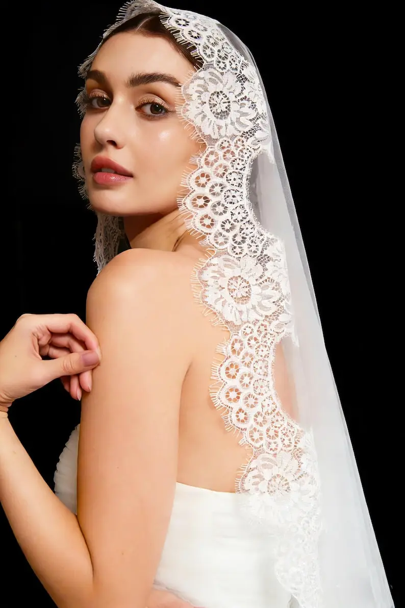 wedding-accessories-spanish-style-chantilly-lace-wedding-veil-cathedral-chapel-fingertip-length-bridal-veil-with-comb