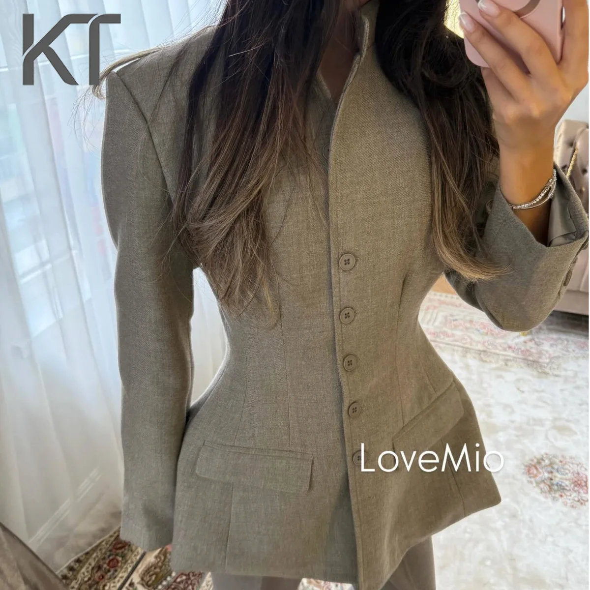 

Модный женский блейзер KT 2026 цвета тауп с воротником-стойкой, приталенный пиджак с эффектом «песочные часы», элегантный современный стиль для офиса и повседневной носки, шикарный и стройнящий силуэт