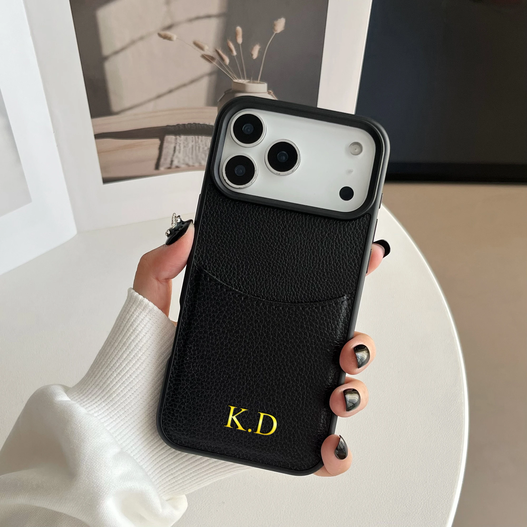 Personalisierte Kartenhülle mit Namensaufdruck für iPhone 12 13 14 15 16 17 18 Pro Max Plus Air aus Kunstleder mit Goldfolienprägung – Detail 4