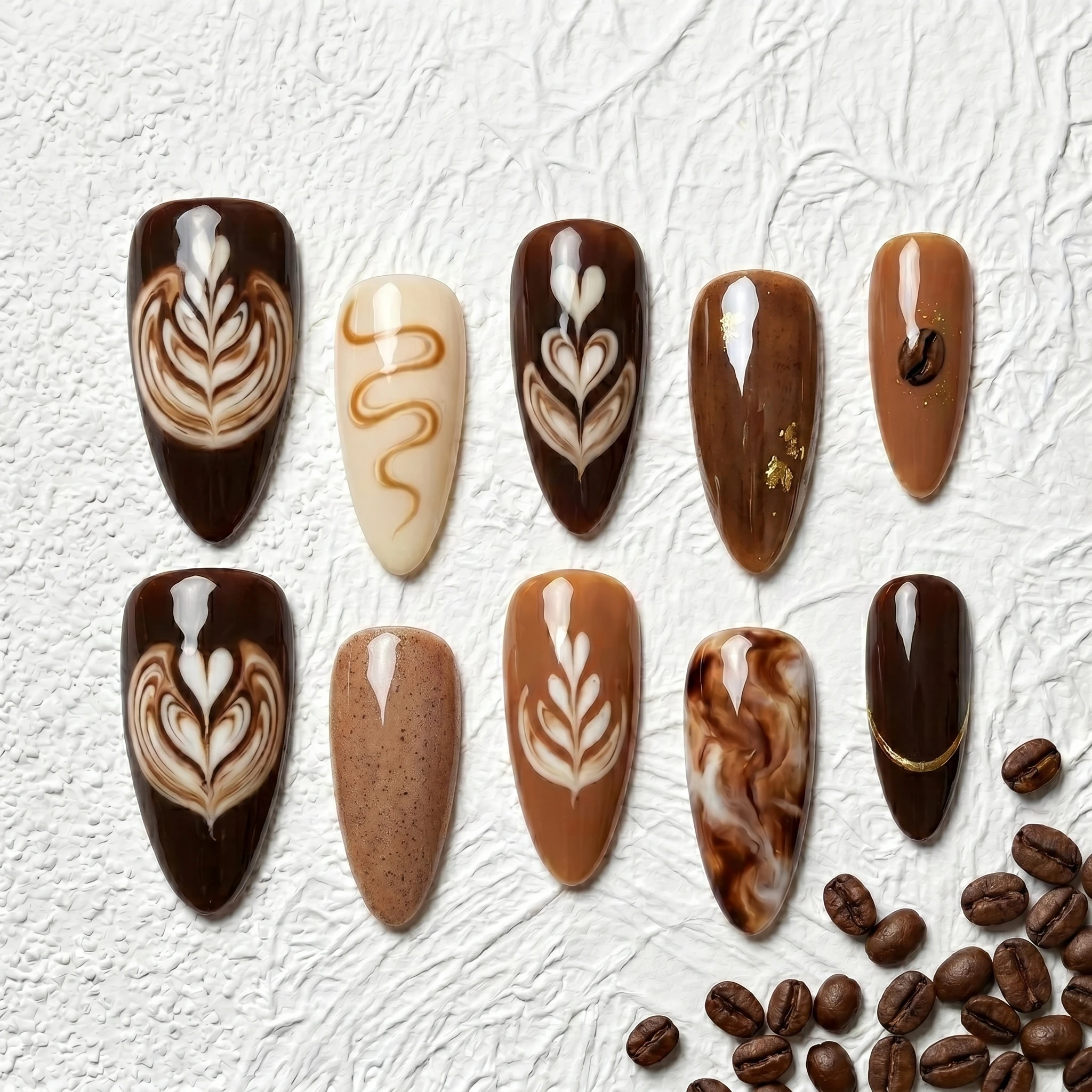 Ongles artificiels en amande, faits à la main par un artisan, 10 pièces, pour l'art du café |   Motifs en spirale latte, accents en forme de cœur, feuille d'or, finition salon pour usage quotidien