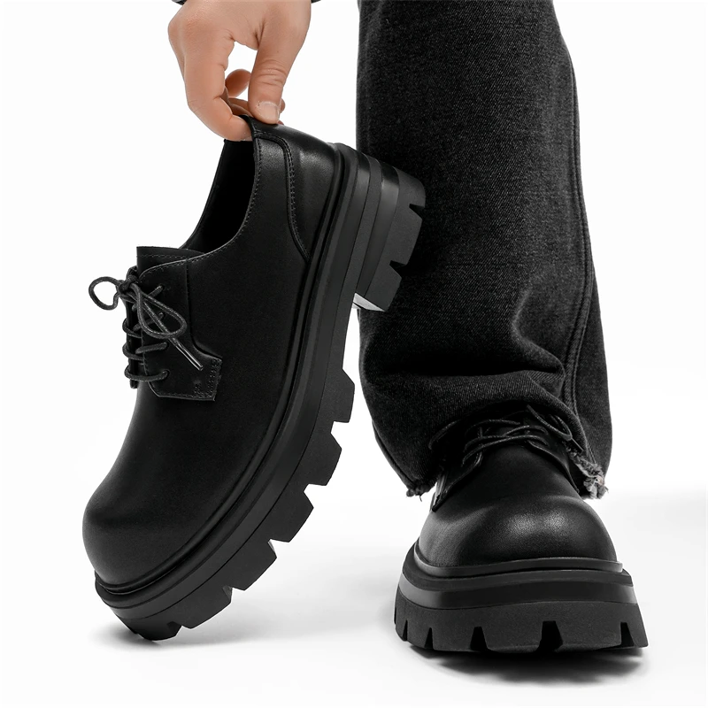 

Черные классические мужские кожаные туфли. Роскошные модели модных дизайнеров. Досуг. Бизнес. На открытом воздухе. Модные уличные туфли на толстой подошве.