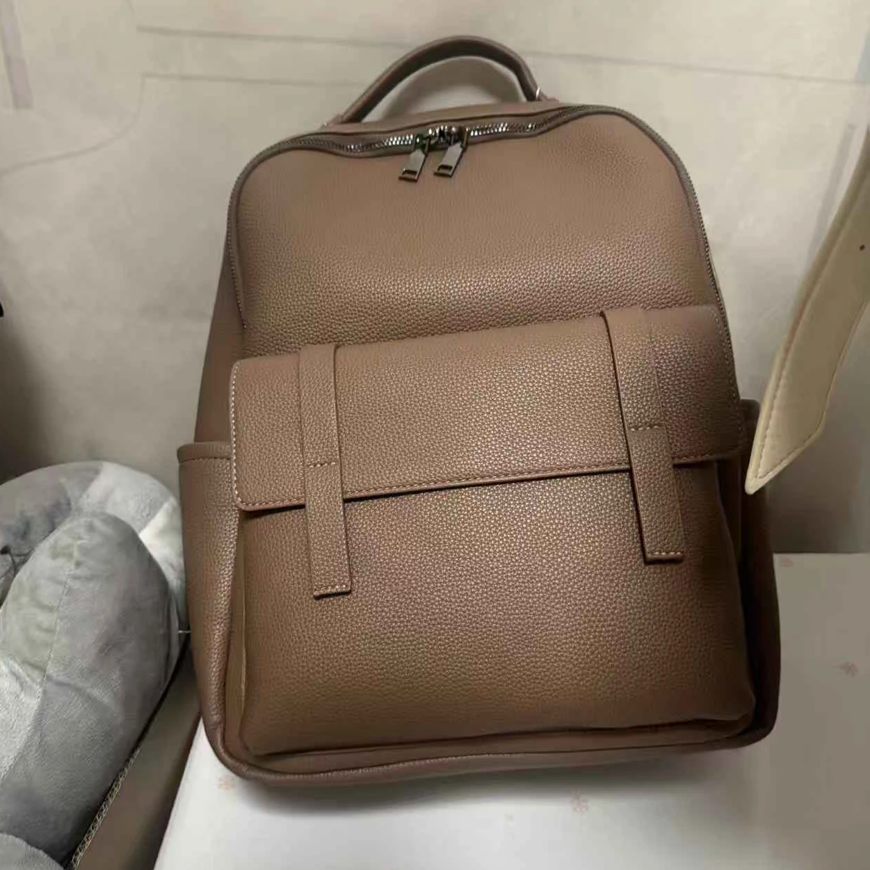 

2026 Новые модные элитные брендовые женские рюкзаки из коровьей натуральной кожи, женские студенческие 14-дюймовые повседневные дизайнерские рюкзаки