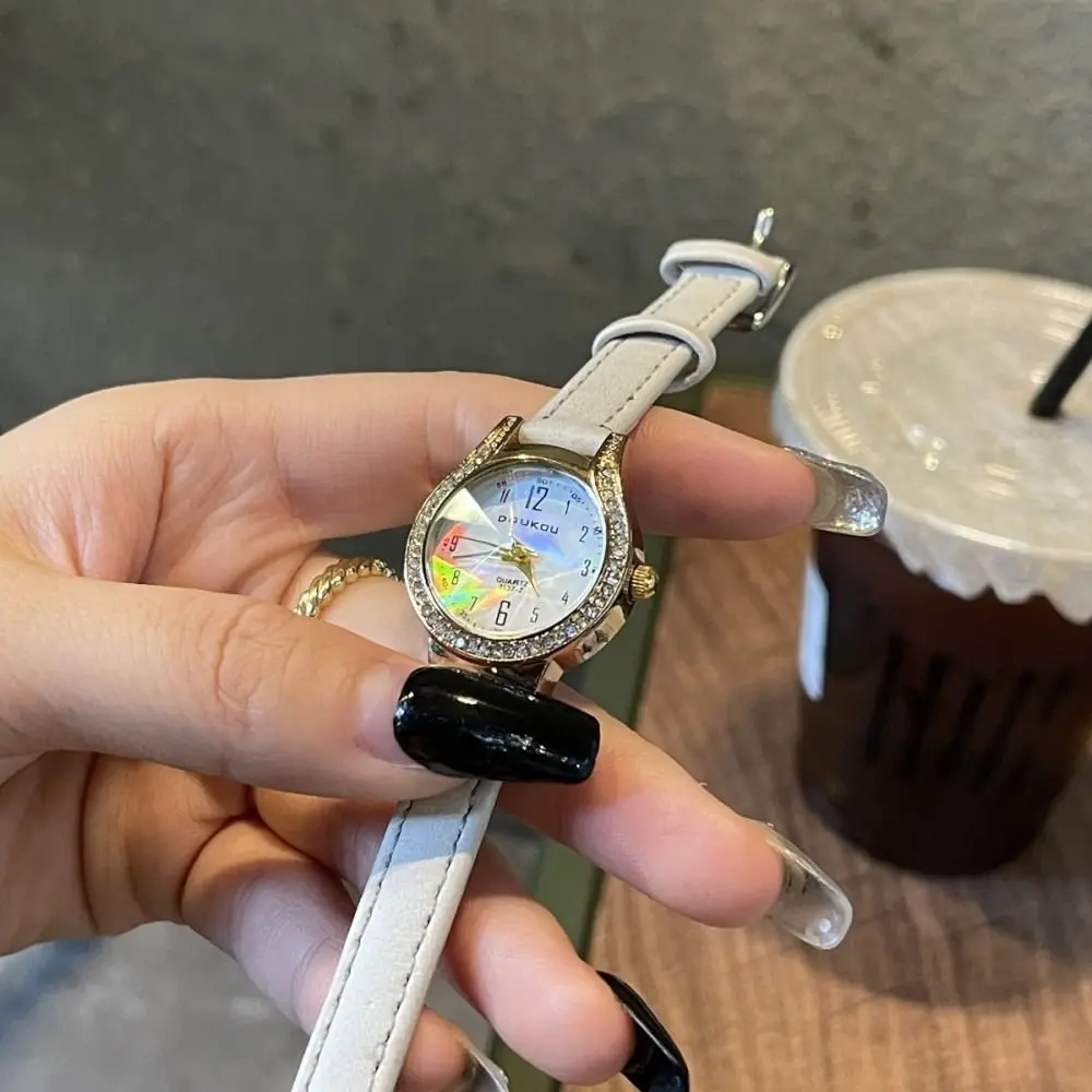 韓国スタイルのソフトレザーストラップレディース腕時計ラインストーンデザインエレガントなラインストーン腕時計ラウンドダイヤル文学時計女性ギフト