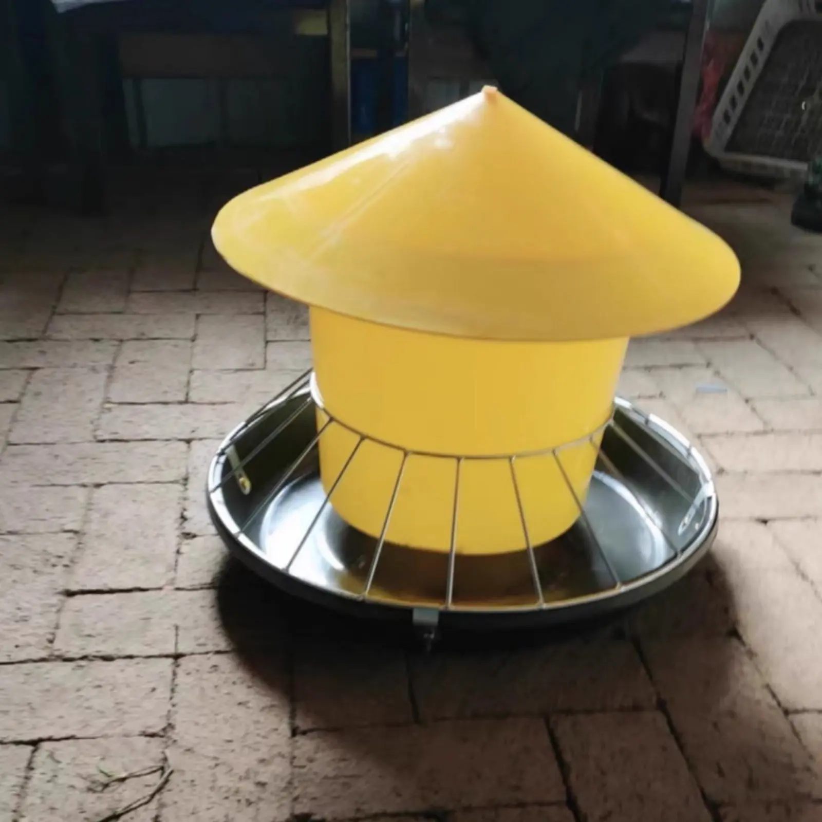 Round Fowl Feeder Large Capacity Fowl Feeder Chicken Feeding Trough Easy Installation Automatic Nourishment Container Anti-Perch
