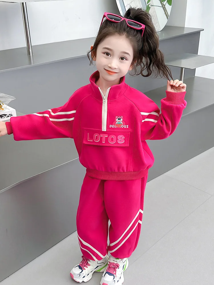 

Комплект из двух предметов: свитшот с мультяшным принтом клубничного медведя и брюки для девочек, весенне-осенний модный костюм из хлопка, детский комплект