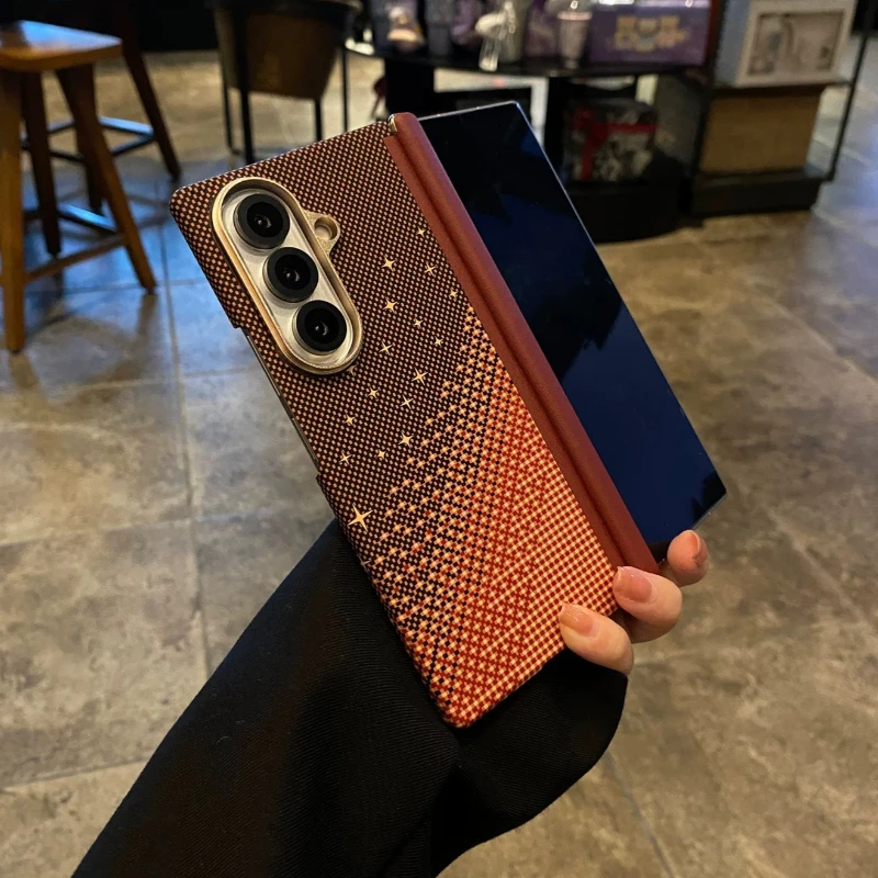 Etui na Samsung Z Fold 7 6 5 z teksturą włókna węglowego, PC, magnetyczne, z obsługą bezprzewodowego ładowania, osłona na obiektyw aparatu, pancerne etui na ekran składany.