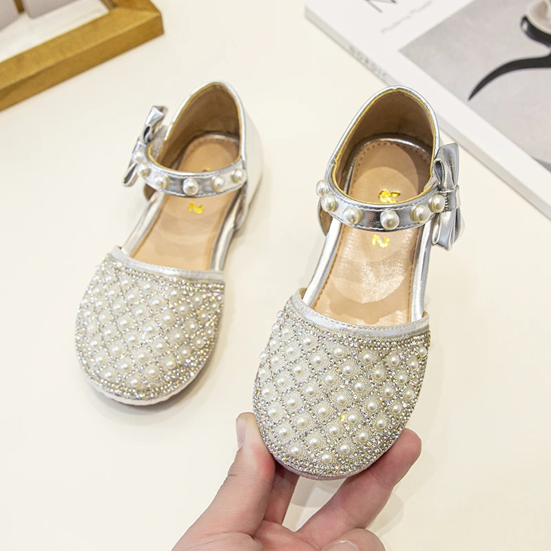 

Kids Toes Wrapped Sandals 2023 Summer New Pearl Rhinestone Bow Sweet Silver Girls Children Mary Jane for Party Wedding Shows PU