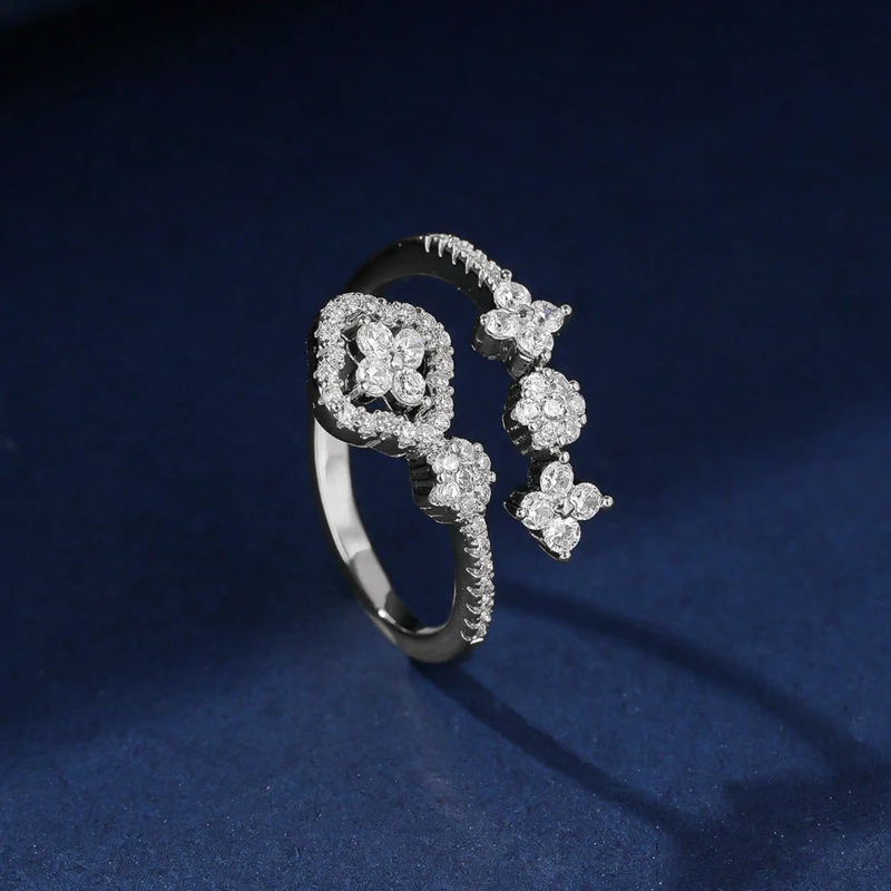 OXTAO Romantischer Vierblättriger Blumen-Moissanit Offener Bandring 14K Goldfilled Kleeblatt Stern Hochzeitsschmuck Jubiläumsgeschenk für Frauen – Detail 4